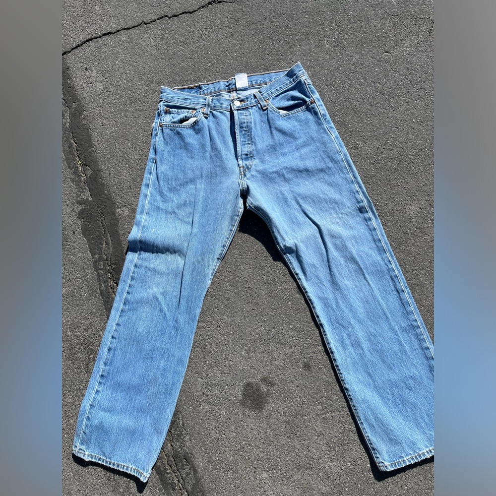 Baggy Levi’s 501 blue denim jeans